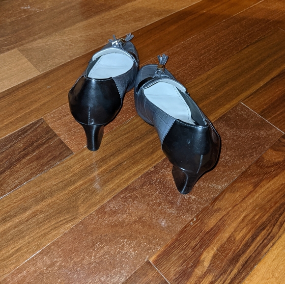 Anne Klein IFlex Gray Heels with Tassles - Picture 3 of 12